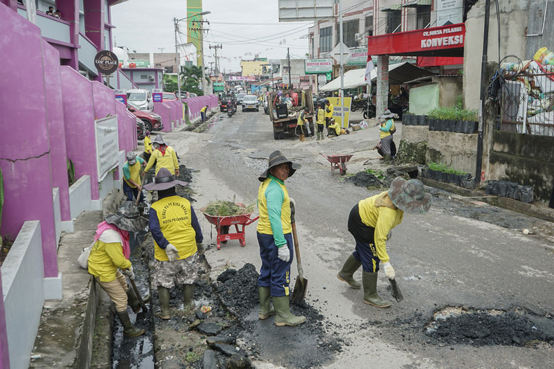 Mencegah Terjadi Banjir, Dinas PUPR Pekanbaru Normalisasi Drainase di Jalan Puyuh Mas
