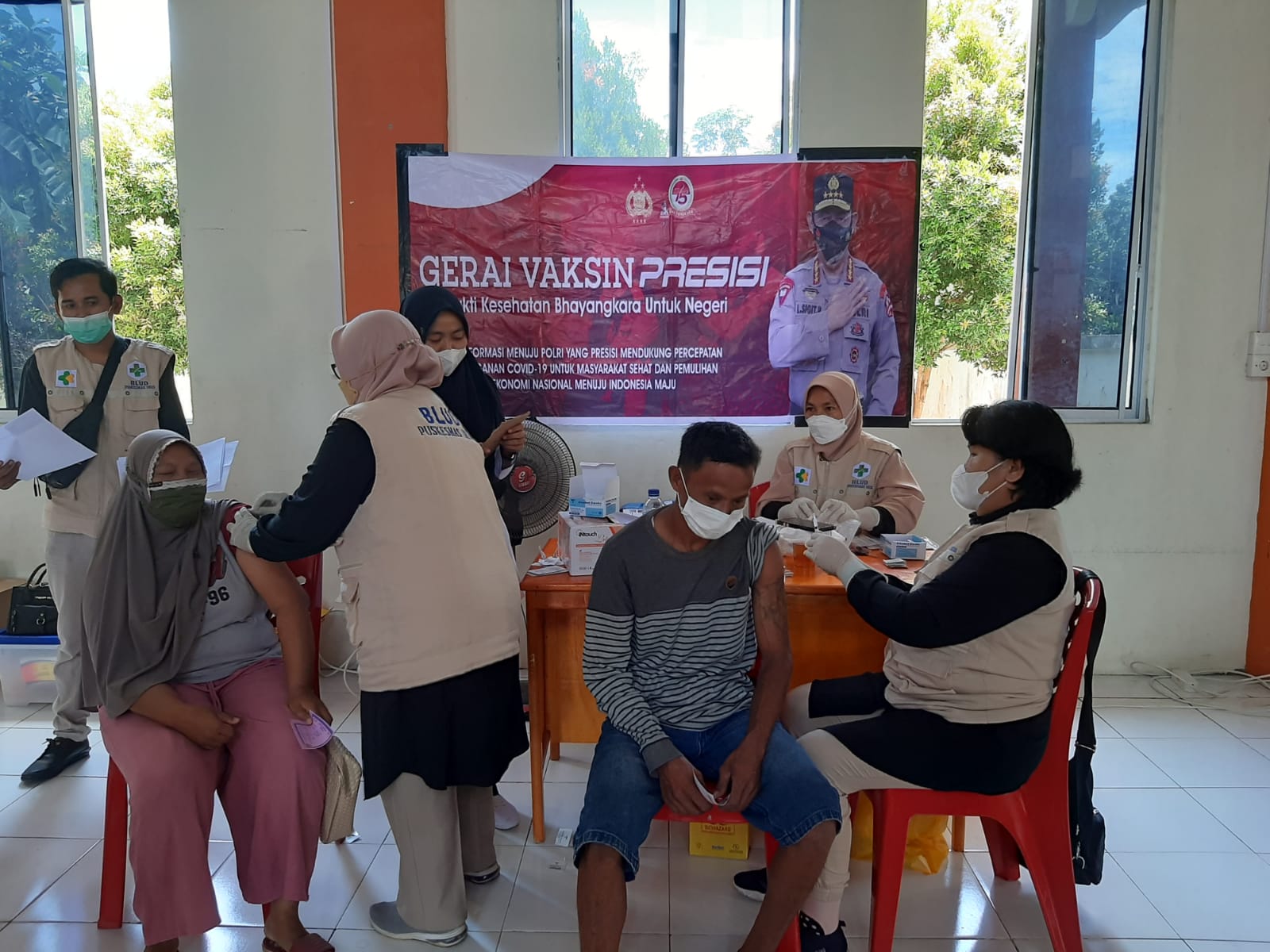 Gerai Vaksin Polri, Polsek Ukui dan Puskesmas Gelar Vaksinasi di Desa Kampung Baru