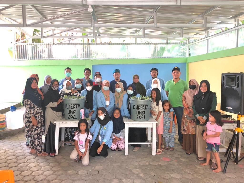 Tim Kukerta Balik Kampung Unri Desa Pulau Banjar Kari Sosialisasikan Budikdamber
