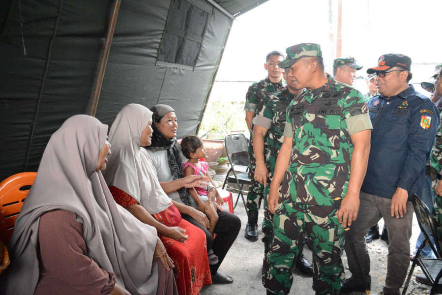 Danrem 031/WB Tinjau Warga Terdampak Banjir di Rumbai, Serahkan Bantuan