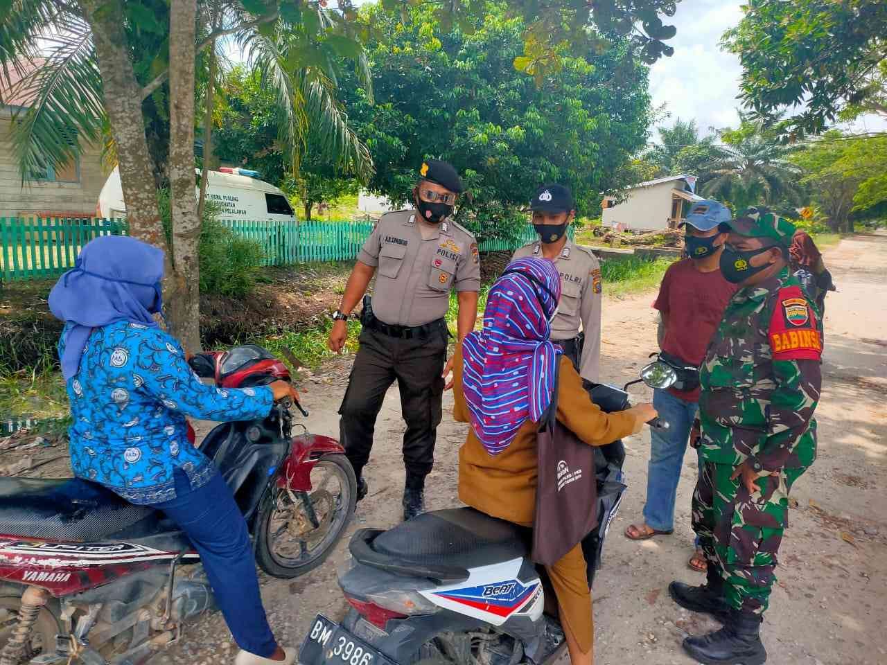 Masyarakat Teluk Meranti Diberi Perhatian oleh Polisi Setempat di Pos PPKM