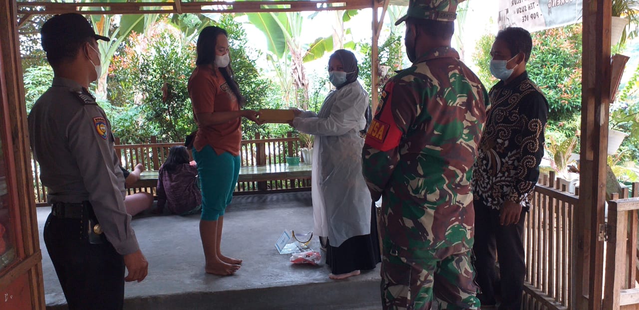 Polsek Kerumutan Lakukan Pemasangan Sticker dan Pemantauan Pasien Covid-19