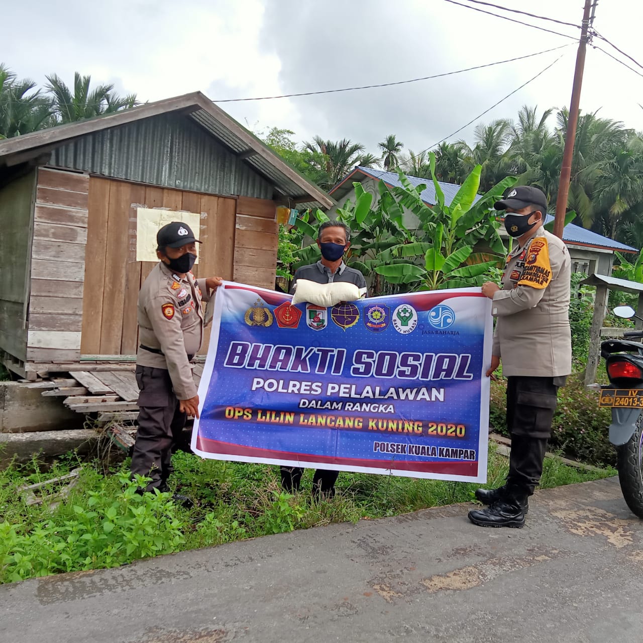 Polsek Kuala Kampar Bagi Sembako dalam Rangka Operasi Lilin 2020