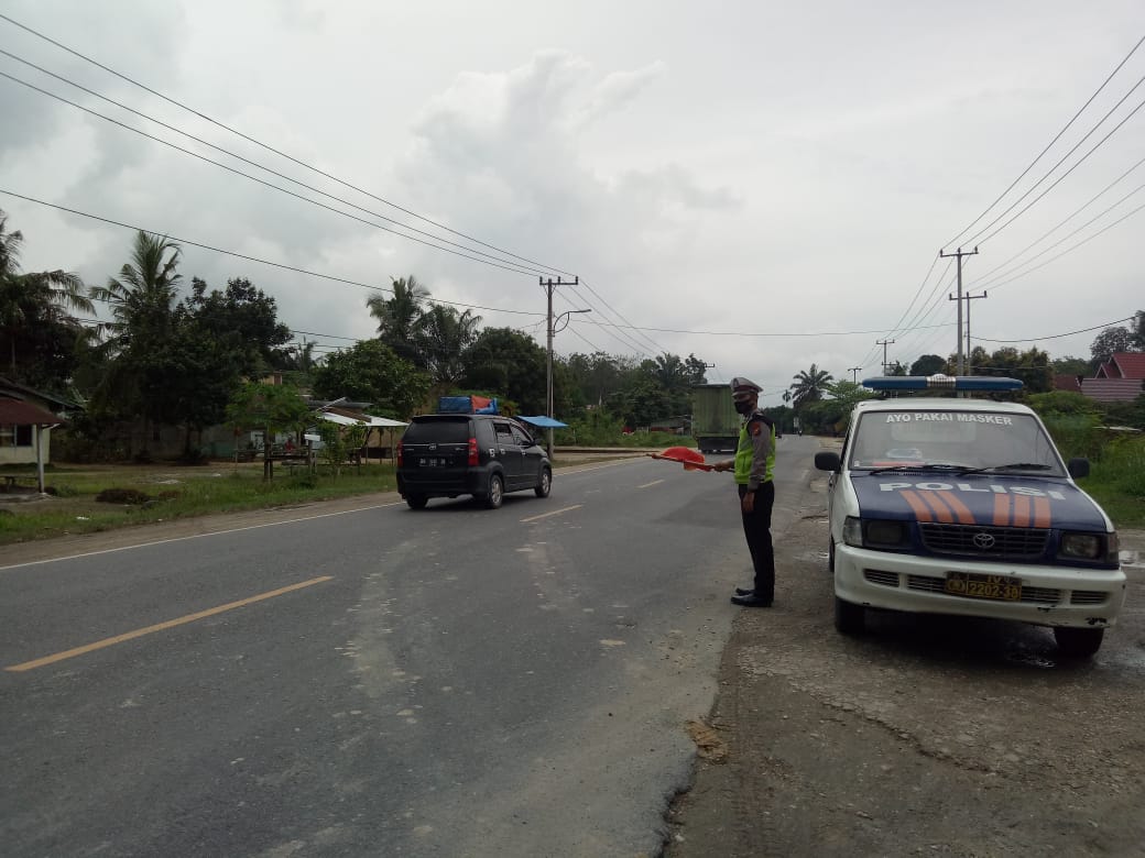 Unit Lantas Polsek Pangkalan Kuras Atur Lalu Lintas di Jalan Lintas Timur
