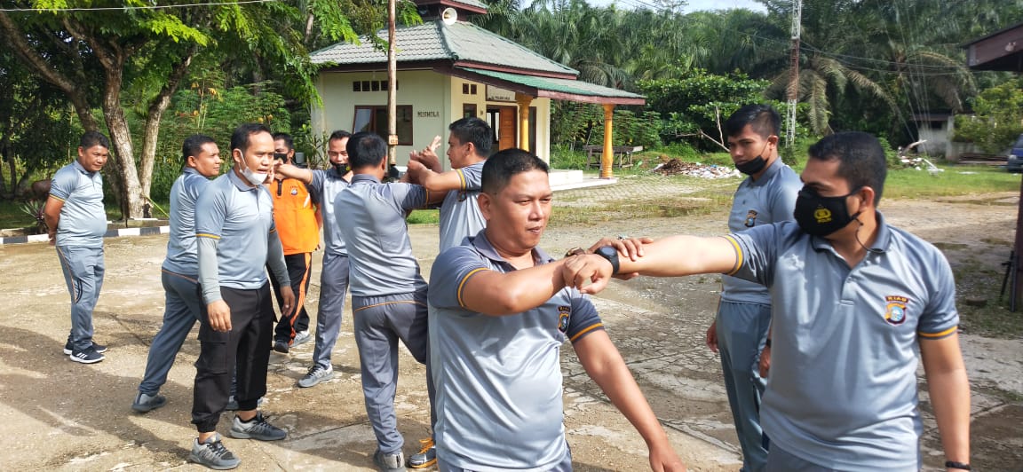 Tingkatkan Kemampuan Personil, Polsek Ukui Laksanakan Latihan Bela Diri Polri