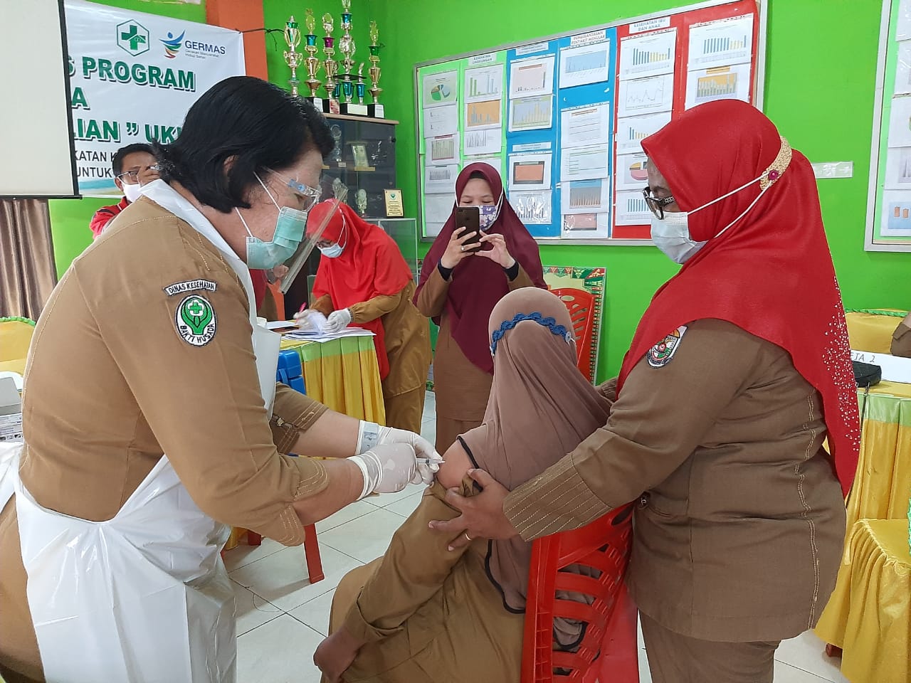 Nakes Puskesmas Ukui Disuntik Vaksin, Polsek Ukui Lakukan Pengamanan