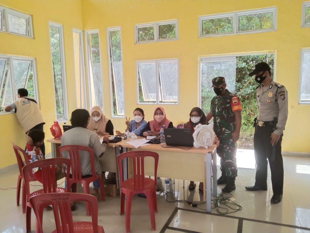Polsek Ukui Monitor Vaksinasi Massal di  Gedung Serba Guna Ukui
