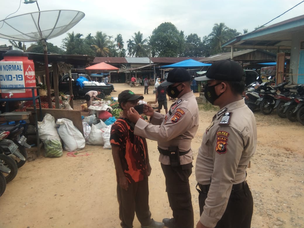Polsek Kerumutan Kembali Lakukan Pendisiplinan Prokes di Desa Bukit Lembah Subur
