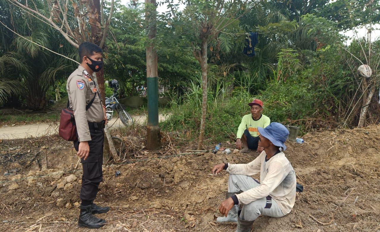 Cegah Karhutla, Bhabinkamtibmas Desa Lalang Kabung Patroli dan Sosialisasi