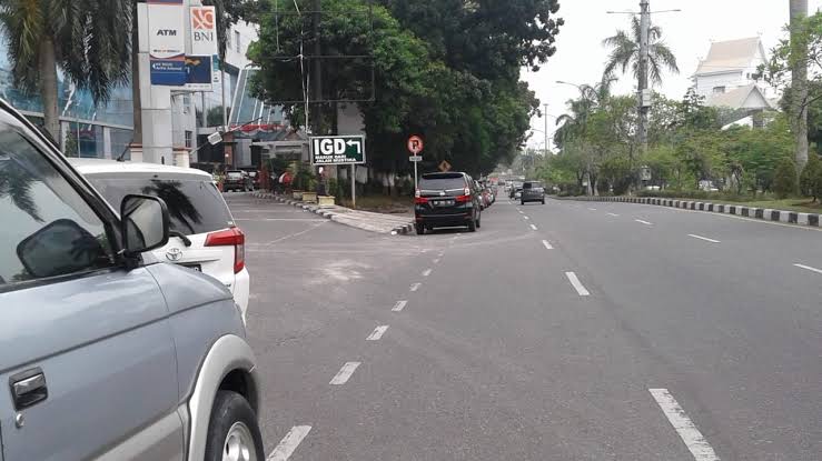 Ruas Jalan Diponegoro Dibuka untuk Parkir Kendaraan Pengunjung RSUD Arifin Ahmad