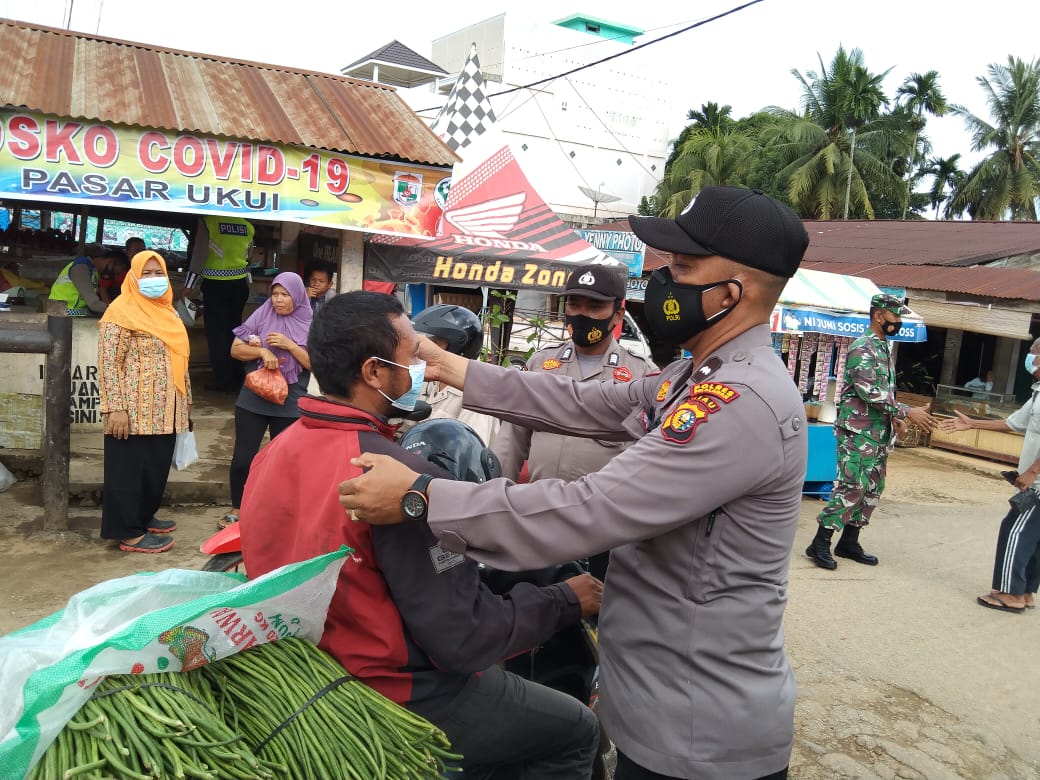 Polsek Ukui Dirikan Posko PPKM di Pintu Masuk Pasar Tradisional