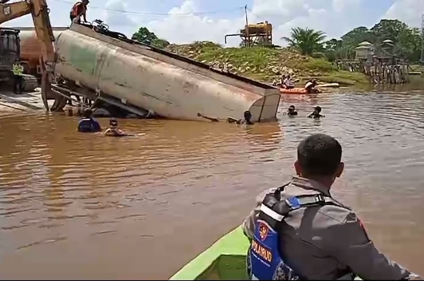 Sopir Tewas Terperangkap, Truk Tangki CPO Tenggelam di Sungai Kampar