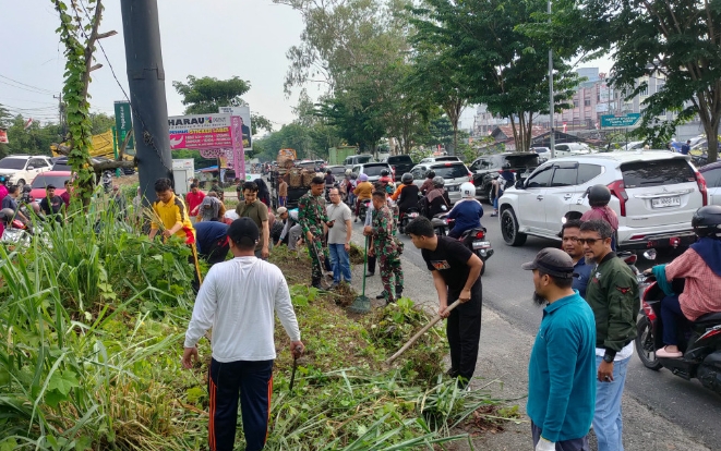 Sambut HUT RI dan Riau, ASN Pemko Pekanbaru Goro Bersihkan Ruas Jalan Soekarno-Hatta