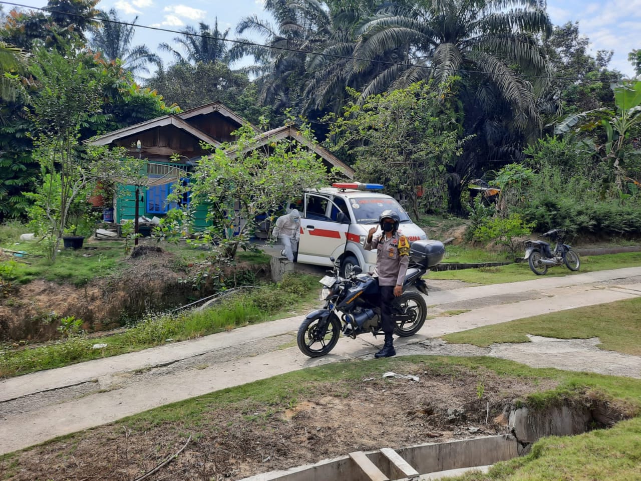 Polsek Ukui dan Nakes Evakuasi Warga Isoman ke RS Medika Pangkalan Kerinci