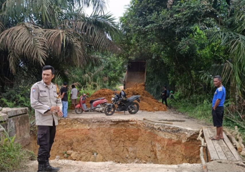 Hujan Deras, Jalan Penghubung Dua Desa di Kuansing Ambles