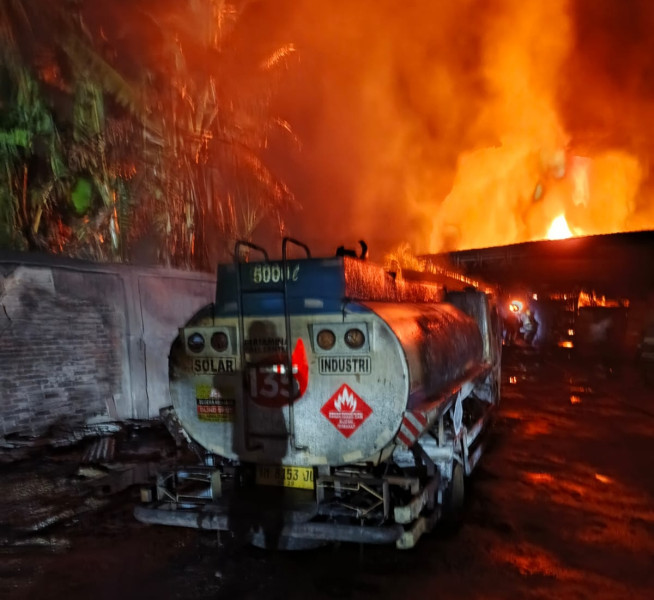Gudang Minyak Solar di Pekanbaru Ludes Terbakar, Kerugian Ditaksir Rp10 Miliar