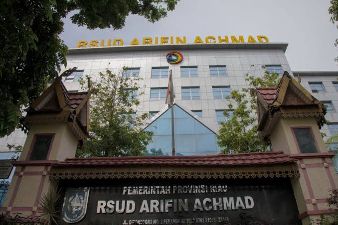 RSUD Arifin Achmad Serahkan Hasil Tes Kesehatan Paslon kepada KPU Riau
