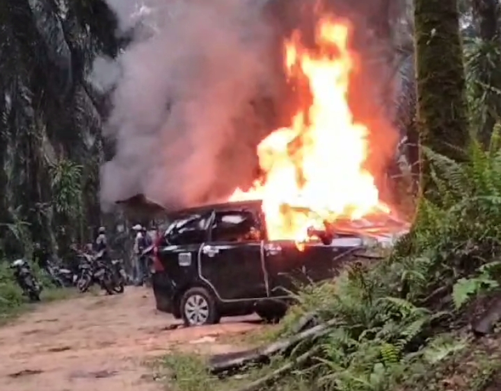 Mobil Pencuri Sawit Dibakar Massa di Kuansing, Barang Bukti Hampir 1 Ton