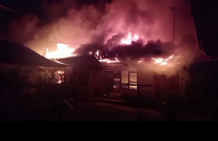 4 Rumah Petak Dan 1 Gudang di Pekanbaru Ludes Terbakar