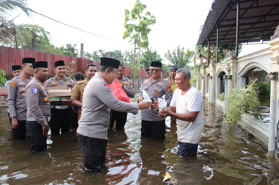 Kapolresta Pekanbaru Tinjau Langsung Lokasi Banjir di Rumbai, Salurkan Bantuan