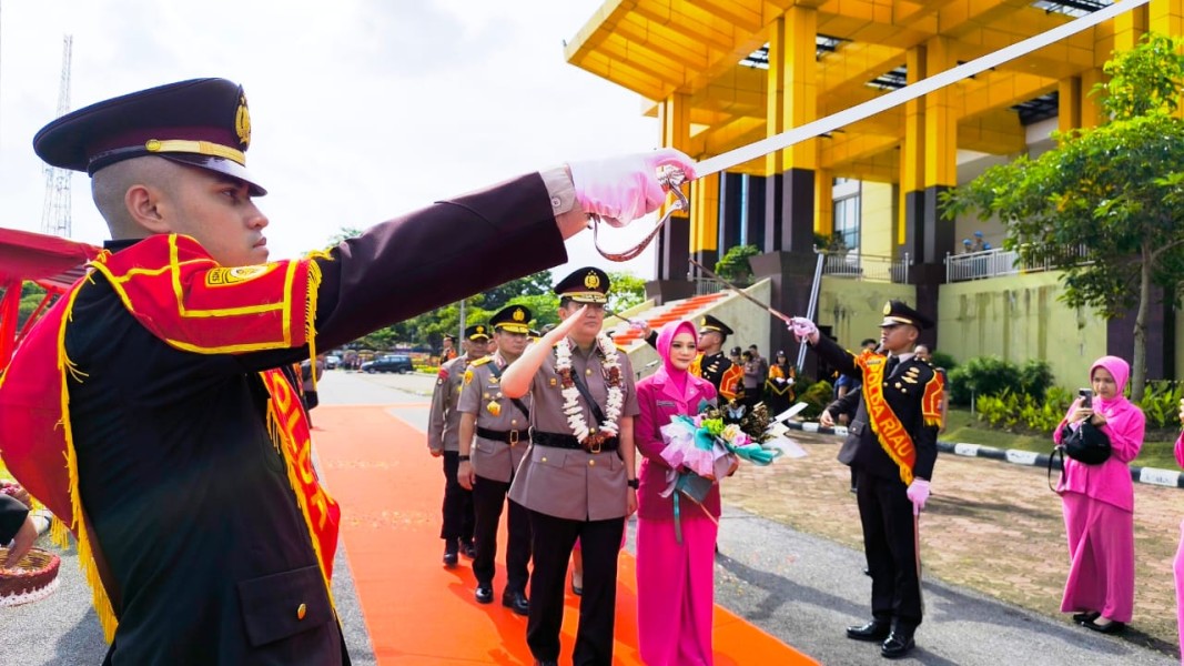Kapolda Riau Lepas Komjen Pol Mohammad Iqbal dengan Upacara Pedang Pora