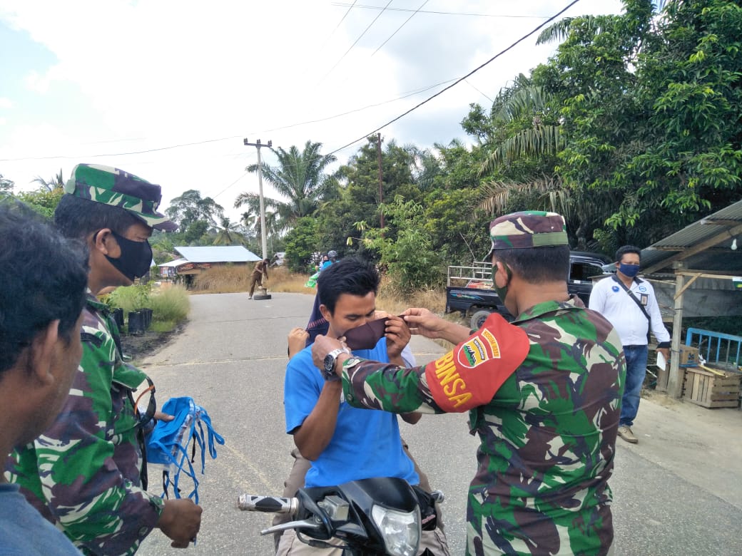 Sinergitas Lawan Covid-19, Babinsa Koramil 03 Bunut Membagikan Masker Kepada Warga