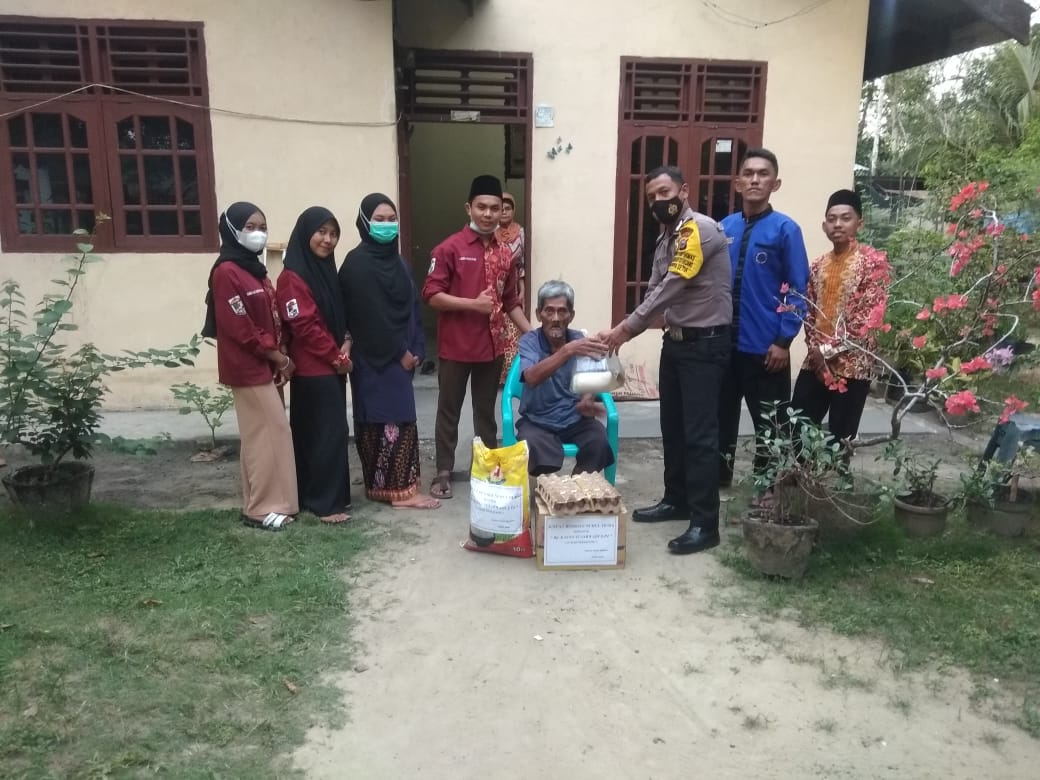 Lansia Menerima Bantuan Sembako dari Polsek Bandar Sei Kijang