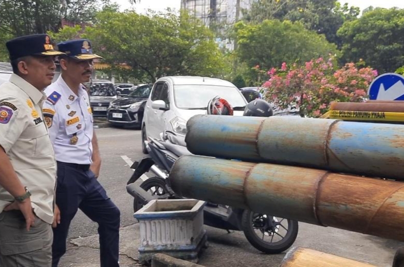 Seluruh Bando Reklame Ilegal di Pekanbaru Dibongkar, Penertiban Tiang Reklame Berlanjut
