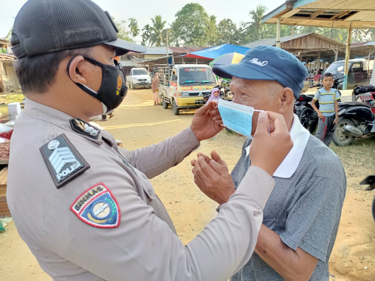 Polsek Kerumutan Bagi-bagi Masker Gratis ke Warga di Pasar Tradisional