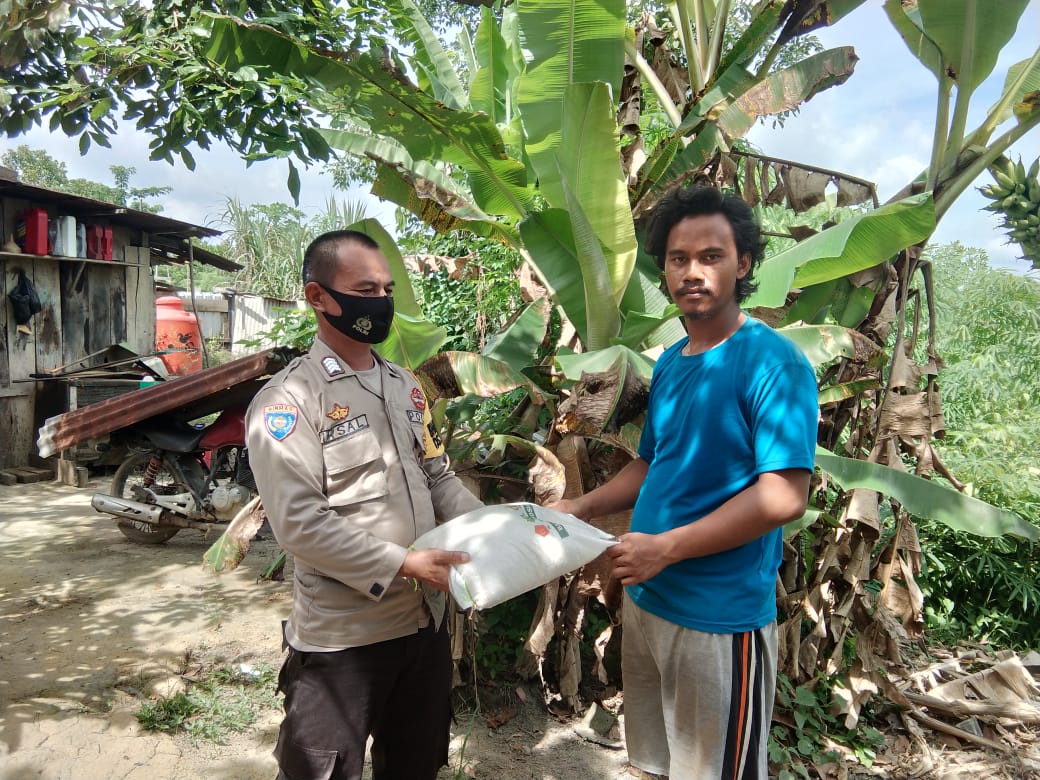 100 Karung Beras Disalurkan ke Masyarakat Terdapampak Covid-19 di Pangkalan Lesung