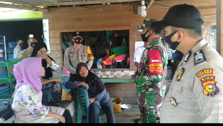 Tidak Pakai Masker, Personil Polsek Kuala Kampar Bersama TNI dan Satpol PP Sanksi Warga
