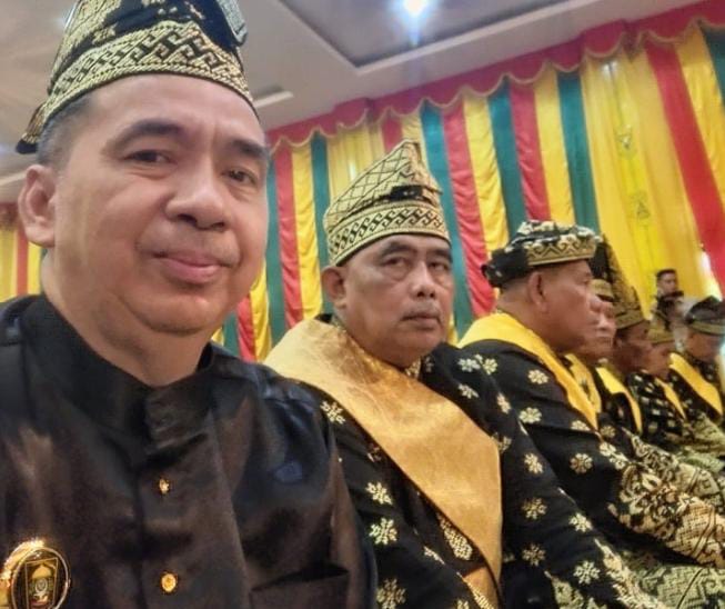 Ketua DPRD Inhil Berikan Ucapan Selamat Atas Pemberian Gelar Adat Kepada Kejati Riau