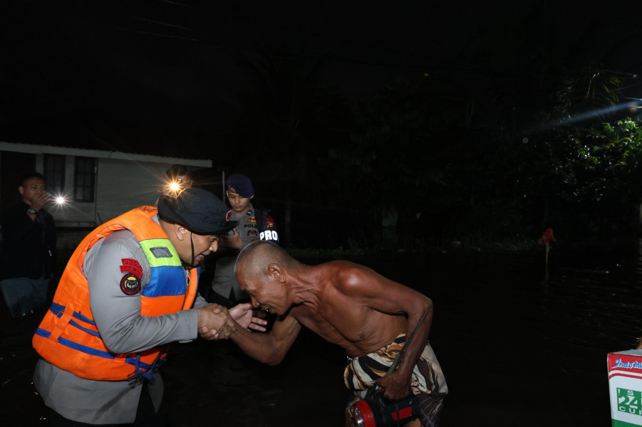 Wakapolda Riau Tinjau Lokasi Banjir di Pekanbaru, Pastikan Warga Tertangani dengan Baik