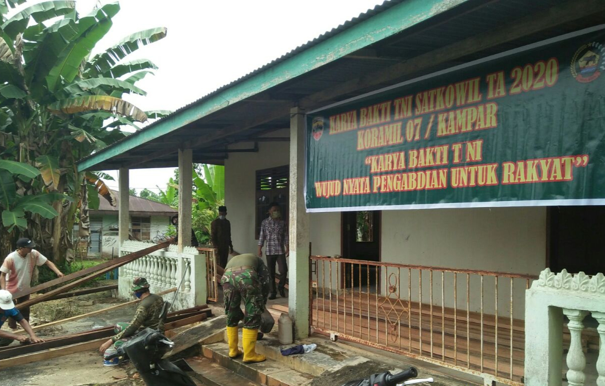 Renovasi Musala, Babinsa dan Warga Desa Sungai Tatap Gotong Royong