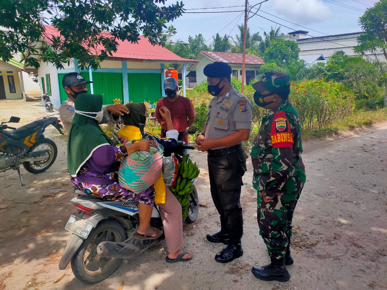 Polsek Teluk Meranti dan TNI Minta Masyarakat Tingkatkan dan Peduli Prokes