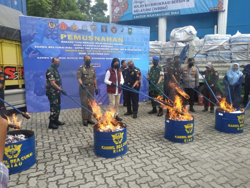 Bea Cukai Riau Musnahkan Barang Ilegal Senilai Rp44 Miliar