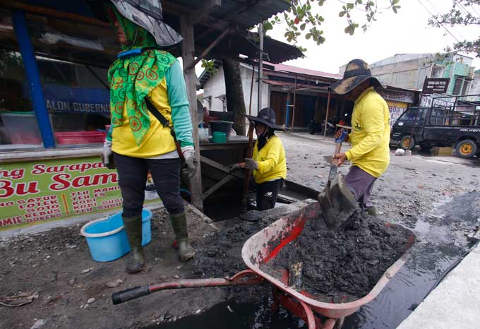 Jadi Penyebab Banjir, Dinas PUPR Pekanbaru Bersihkan Endapan Lumpur di Parit Jalan Riau