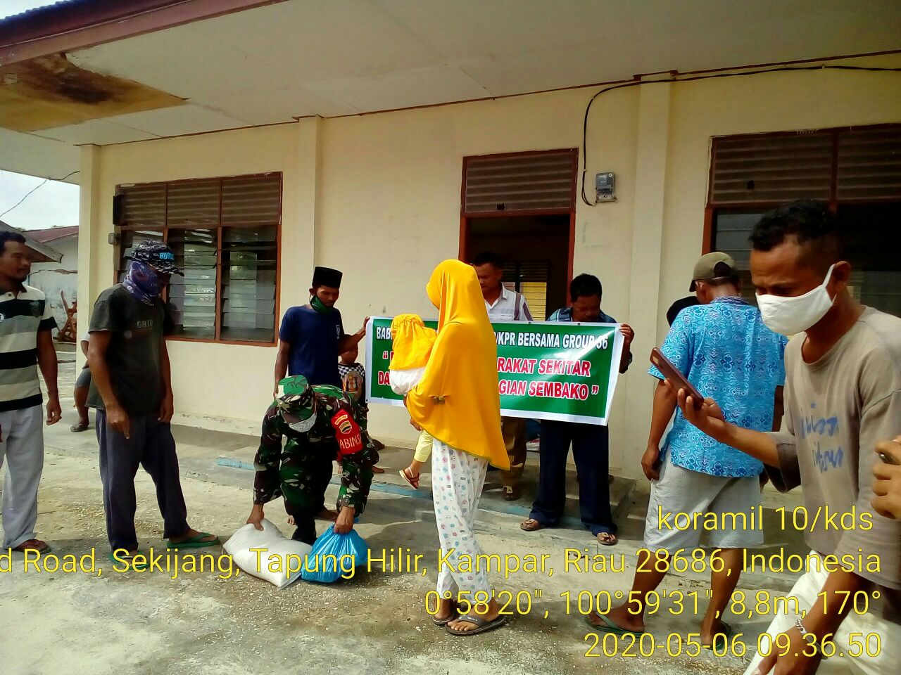 Babinsa TNI dan Tim Relawan Bagikan Sembako Gratis untuk Warga Kurang Mampu