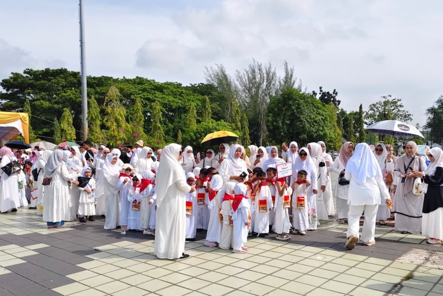Ratusan Anak TK Ikuti Peragaan Manasik Haji di Masjid Raya Annur