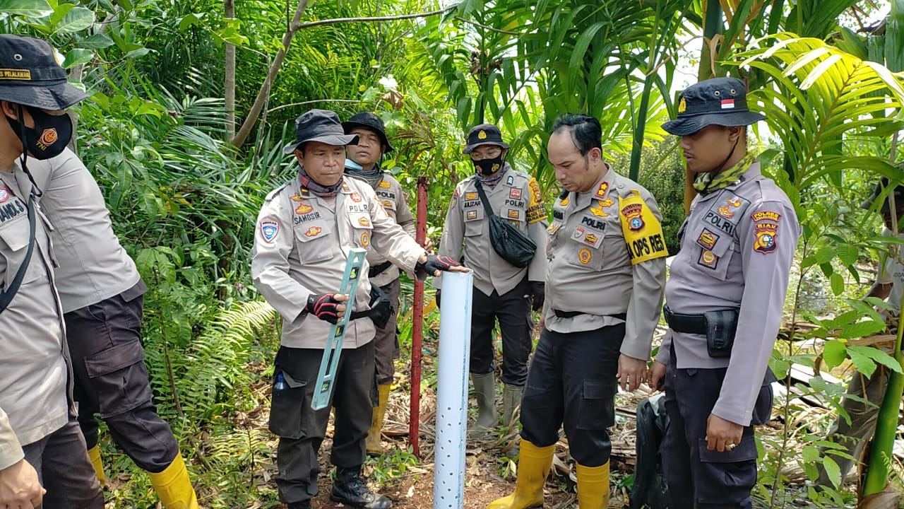 Kapolres Pelalawan dan Personel Gabungan Turun Langsung Padamkan Titik Api