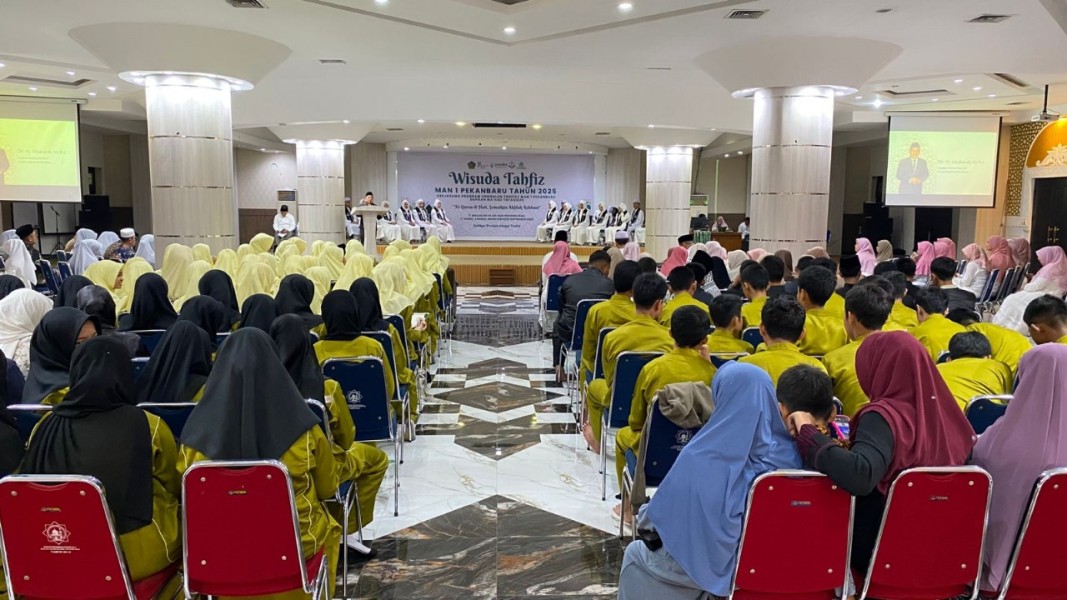 MAN 1 Pekanbaru Gelar Wisuda Tahfiz Angkatan I di Masjid Raya Annur, 21 Siswa Raih Predikat Hafiz Quran