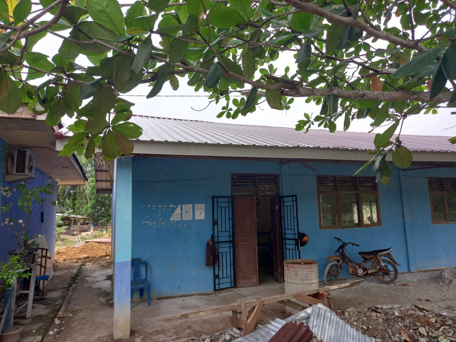 Diduga Tidak Sesuai Spesifikasi, Atap Seng Rehabilitasi Ruang Guru SMPN 1 Talang Muandau Jadi Sorota