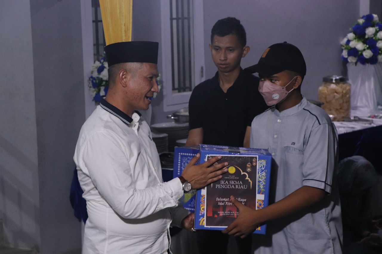 Resmikan Kantor Sekretariat, IKA SKMA Pengda Riau Santuni Anak Yatim