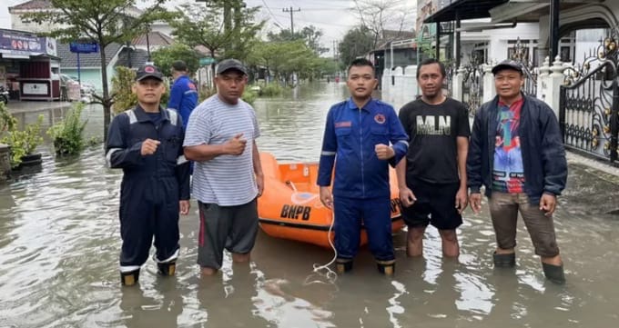 Hujan Tak Henti, Sejumlah Wilayah Pekanbaru Terendam Banjir, BPBD Siagakan Perahu Karet