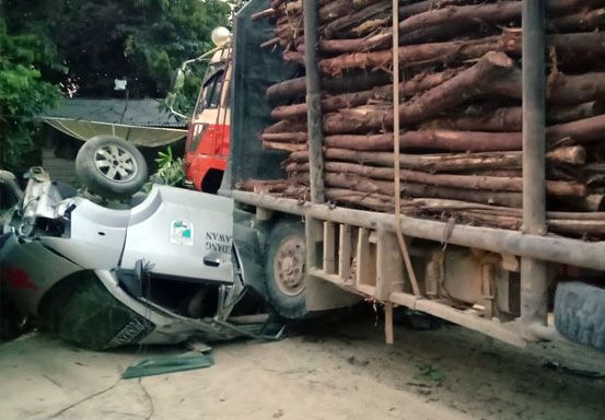 Ditabrak Fuso, Ambulance di Pelalalawan Nyaris Terpotong