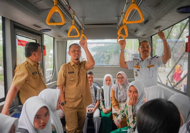 Wali Kota Pekanbaru Tinjau Layanan Bus TMP Gratis untuk Pelajar