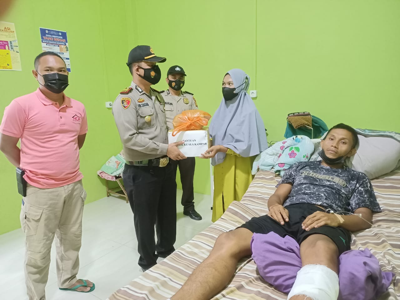 Kapolsek Kuala Kampar Beri Sembako kepada Masyarakat Terkena Musibah