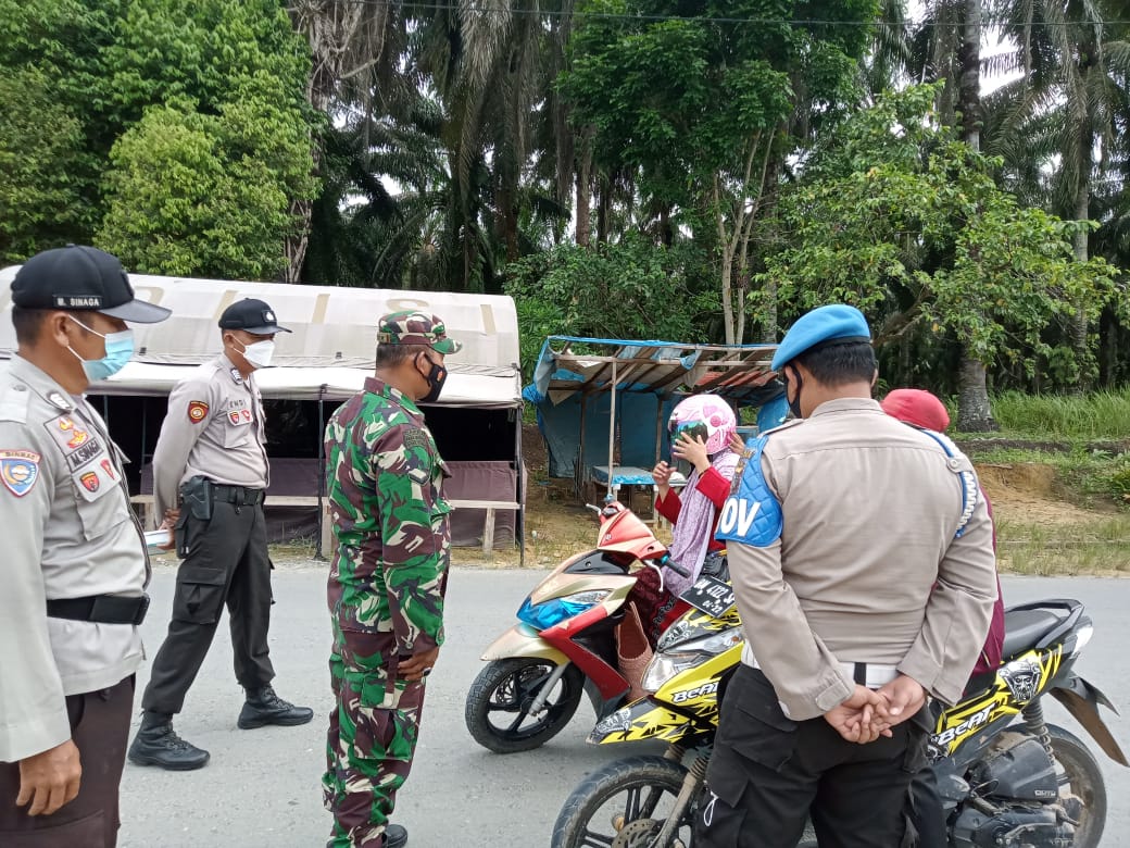 Bagikan Masker, Polsek Kerumutan Imbau Warga Terapkan Prokes