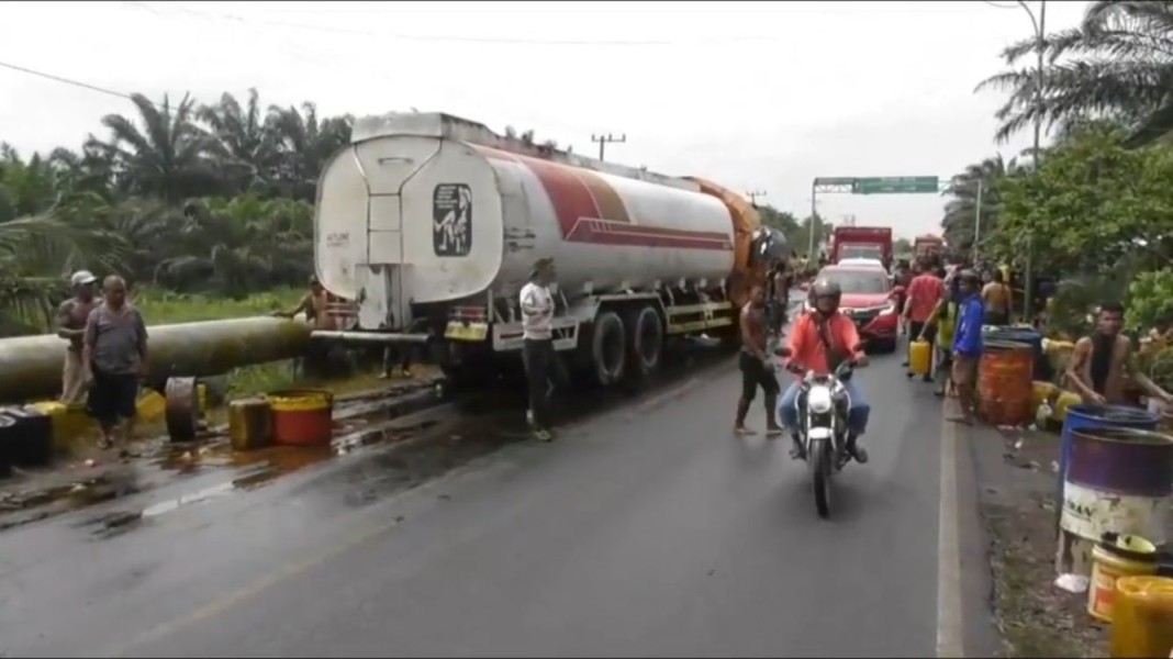 Kecelakaan Truk CPO di Perbatasan Dumai-Rohil, Minyak Sawit Tumpah ke Jalan