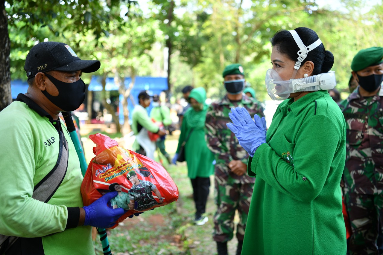 Apresiasi Petugas TPU Pondok Ranggon, Hetty Andika Perkasa Beri Bantuan Paket Sembako